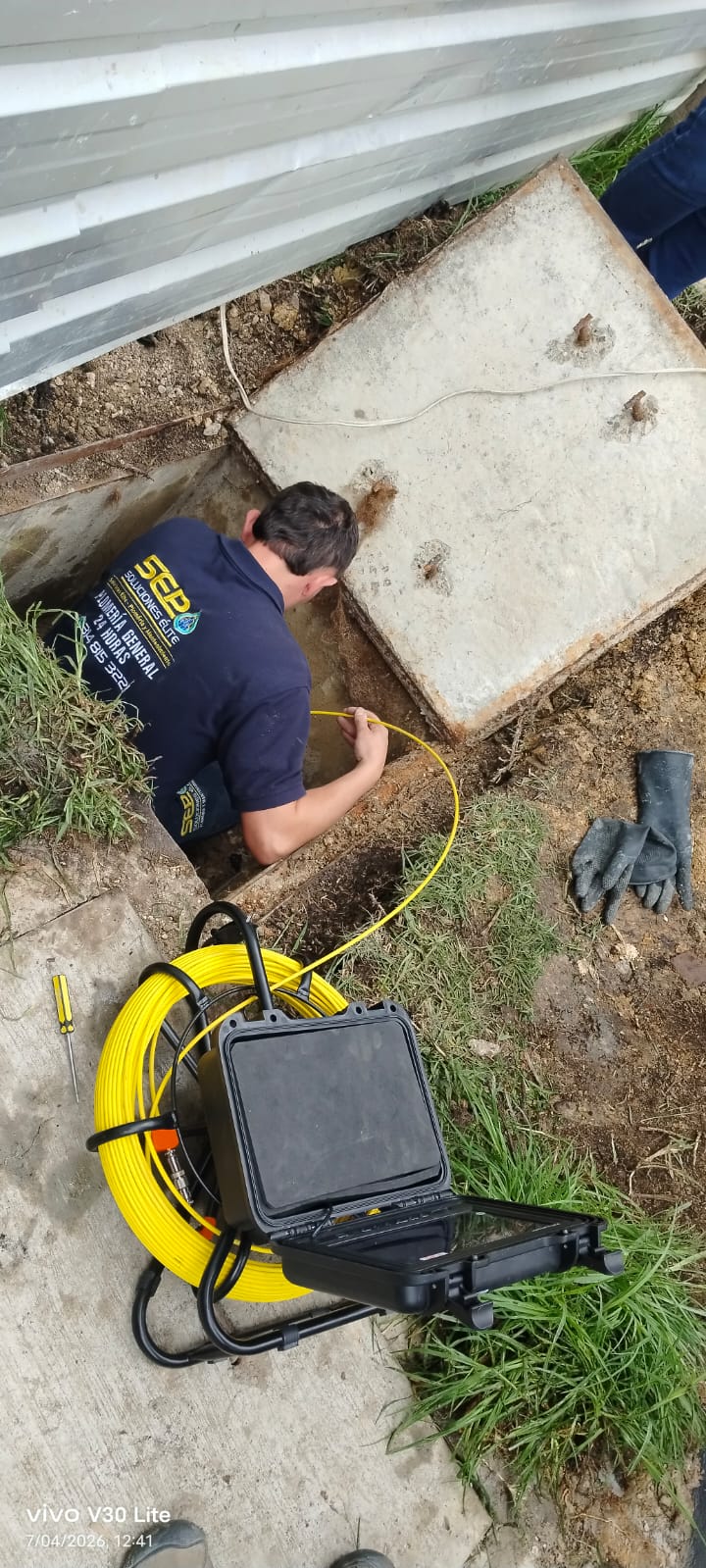 Técnico SEP Soluciones realizando destape de tubería principal con sonda eléctrica en Bogotá