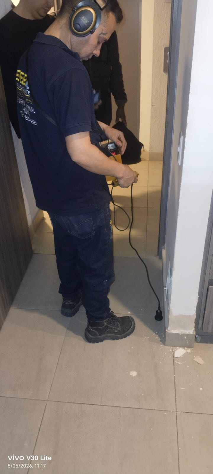 Técnico SEP Soluciones usando equipo de diagnóstico profesional en vivienda de Bogotá